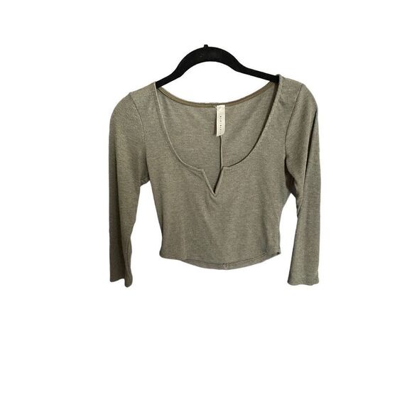 Blue blush women’s V-neck green, 3/4 sleeve crop top size small ￼ - Picture 1 of 4